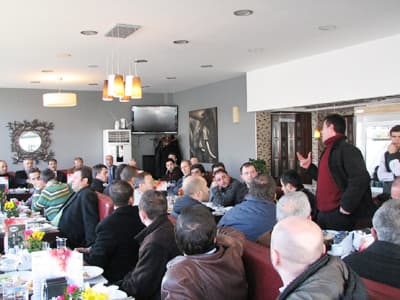 <font face="Arial" size="2">Berberlerin pazar g&uuml;n&uuml;n&uuml;n tatil edilmesiyle ilgili &ouml;nerisine ise Alemdar, <font color="#333399">&ldquo;Eğer Serdivanlı berberler bir şeye ortak olarak karar verirlerse biz bunu tabii ki destekleriz. Fakat talepleriniz noktasında, bir ortak bir tavır oluşması gerekir.&nbsp; Pazar g&uuml;nlerini tatil yapma hususunda hemfikir olursanız biz de ortak karara rağmen d&uuml;kkanını a&ccedil;an arkadaşımızı uyarırız. Ayrıca eczacılar gibi bir &ccedil;izelge oluşturup pazar g&uuml;n&uuml; n&ouml;betleşe bu hizmet verilebilir, b&ouml;ylelikle berberlerde il&ccedil;emizde pazar g&uuml;n&uuml;n&uuml; istirahat edip, aileleri ile birlikte ge&ccedil;irme imkanı yakalarlar&rdquo;</font> diye konuştu.<br />SESOB Başkanı Hasan Ali Şan, Başkan Alemdar'ın değişik esnaf temsilcileriyle iştişare toplantıları d&uuml;zenlenmesini bir fırsat olduğunu ifade<br />ederek, esnafların bu bunu iyi değerlendirmelerini istedi.<br /><br />Berberlin sorunlarını ve &ouml;nerilerini dinleyen Başkan Alemdar, <font color="#333399">&ldquo;Serdivan hepimizin. İl&ccedil;emizdeki sorunları da hep beraber masaya yatırarak, birlikte &ccedil;&ouml;z&uuml;m arayışı i&ccedil;inde olacağız. Herkesin bir doğrusu olabilir. Kendi doğrularımızı bir araya getirerek il&ccedil;emiz i&ccedil;in en iyisini yapmalı, ortak aklı oluşturmalıyız. Artık y&ouml;netişim diye bir şey var.&nbsp; 'Ben yaptım oldu' d&ouml;nemi bitmiştir. Sorunlar ancak konuşarak &ccedil;&ouml;z&uuml;lebilir&rdquo; </font>dedi.</font>