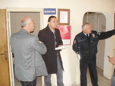 <font face="Arial" size="2">Akyazı il&ccedil;e Emniyet M&uuml;d&uuml;rl&uuml;ğ&uuml; Merkez Polis Merkezi amiri Komiser &Uuml;nal Başoğlu nezarethanelerin durumu hakkında &uuml;yelere bilgi verdi. Komisyon &uuml;yeleri daha sonra nezarethaneleri gezerek uygun olup olmadıklarını kontrol ettiler.<br /><br />Komisyon daha sonda İl&ccedil;e Jandarma&nbsp;Komutanlığını ziyaret etti. İl&ccedil;e Jandarma Komutan Vekili Jandarma Astsubay Baş&ccedil;avuş H&uuml;seyin Kızılaslan tarafından bilgilendirilen komisyon daha sonra jandarmanın nezarethanelerini gezerek not aldı.</font>
