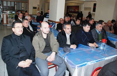<p><font face="arial,helvetica,sans-serif" size="2"><strong>&Ouml;ZEL DAVET &Uuml;ZERİNE GELDİ</strong></font></p><p><font face="arial,helvetica,sans-serif" size="2">Konferansında; Osmanlı Halife 2 Abd&uuml;lhamit&rsquo;in İngiltere&rsquo;ye İslami tebliğ i&ccedil;in g&ouml;nderdiği Abdullah Kullimi&rsquo;nin hayatı ile ilgili topladığı bilgileri de paylaşan Prof. Dr. Yakup Zeki; Sakarya &uuml;niversitesi &ouml;ğretim g&ouml;revlisi Tarih&ccedil;i Do&ccedil;. Dr. Ebubekir Sofuoğlu ile İngiltere&rsquo; de tanıştığı ve onun daveti &uuml;zerine ilimizde bulunduğunu s&ouml;yledi.</font></p>