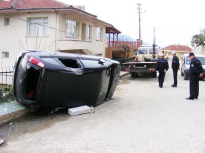 Devrilen Otomobilin Sürücüsü Yaralandı