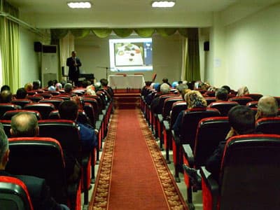<font face="arial,helvetica,sans-serif" size="2">Eğer kızartma yaparsanız yağı az kullanınız veya fazla olursa tekrar kullanmaktan ka&ccedil;ınınız. &Ccedil;ayı yemekle birlikte değil de yemekten 1saat sonra alınız. Bir&ccedil;ok sulu gıdalar t&uuml;ketebilirsiniz lakin bunlar suyun yerini tutmayacağı i&ccedil;in mutlaka su t&uuml;ketimi yapınız. Bilhassa bayanların su t&uuml;ketimi daha fazla olmalıdır. Yemeklerle beraber salata alacaksak mutlaka yemekten birka&ccedil; dakika &ouml;nce hazırlayınız. Aksi halde yemekten &ccedil;ok &ouml;nce hazırlanmış olan salatanın i&ccedil;inde bulunan C vitaminleri yok olacaktır. Lavaboda ellerimizi usul&uuml;ne uygun yıkadıktan sonra &uuml;st baş veya herhangi bir yere ellerimizi s&uuml;rmemeliyiz. Aksi halde ellerimizi yıkamamızın bir &ouml;zelliği kalmaz &quot;dedi.<br /></font>