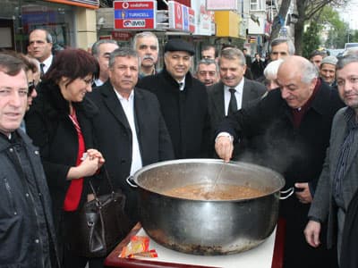 <font face="arial,helvetica,sans-serif" size="2">&ldquo;7 ocak 1946 Anadolu insanının &ccedil;arıktan, kara sabandan kurtarılmasının, boz bulanık coşkun sularımızın barajlarla donatılmaya başlanmasının, unutulmuş &uuml;cra k&ouml;ylerimizde cumhuriyet okullarının a&ccedil;ılmasının başlangı&ccedil; tarihidir.&rdquo; Diyen İl Başkanı Mangıroğlu, &ldquo; 7 ocak 1946, T&uuml;rkiye Cumhuriyetini oluşturan herkesi sizden, bizden, şu, bu diye ayırmadan &uuml;lkeyi bir b&uuml;t&uuml;n olarak sevgi ve muhabbetle kucaklayan millete adanmış bir siyasal hareketin hayat bulduğu tarihtir. Millete adanan bu hizmetlerin ve m&uuml;cadelelerin ortaya &ccedil;ıkardığı eserler gibi milletimizin vicdanında silinmez derin izler bırakan acı hatıraları da vardır. Halkın varlığını egemenliğin kayıtsız şartsız millete ait olduğunu anlayamayanlar zaman zaman bu b&uuml;y&uuml;k halk hareketini &ouml;n&uuml;n&uuml; kestiler. Bu b&uuml;y&uuml;k m&uuml;cadelenin &ouml;nderleri ebedi liderimiz Adnan Menders başta olmak &uuml;zere Refik Koraltan ve Hasan Polatkan vatan ve millet i&ccedil;in demokrasi i&ccedil;in canlarını feda ettiler.&rdquo;<br /></font>