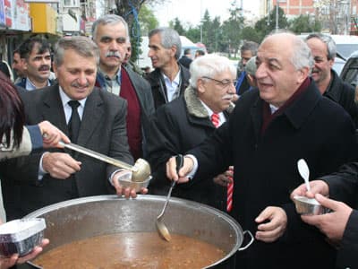 <font face="arial,helvetica,sans-serif" size="2">Mangıroğlu a&ccedil;ıklamasını ş&ouml;yle s&uuml;rd&uuml;rd&uuml;;Demokrat Parti, ile başlayan Adalet Partisi Doğruyol Partisi, Anavatan Partisi ve şimdide yeniden Demokrat Parti olarak devam eden b&uuml;y&uuml;k misyon &uuml;lkemizin birlik ve kardeşliğinin, b&ouml;l&uuml;nmez b&uuml;t&uuml;nl&uuml;ğ&uuml;n&uuml;n, barış adalet ve kalkınmasının en b&uuml;y&uuml;k teminatıdır. Vicdan ve sağduyu sahibi herkes bilir ki bug&uuml;n Anadolu&rsquo;nun her noktasında ki eserlerin tamamına yakını bu b&uuml;y&uuml;k misyonun ve siyasal hareketin millete kazandırdığı eserlerdir. Bizler Demokrat Partililer olarak d&uuml;n olduğu gibi bug&uuml;nde Menderes&rsquo;lerin ve onun dava arkadaşlarının inan&ccedil; ve idealleriyle milletimizin hizmetinde m&uuml;cadelemize devam ediyoruz. &Uuml;lkemizin bu zor g&uuml;nlerinde birlik ve kardeşliğimize nifak sokulan bir d&ouml;nemde milletimizi &ldquo;Yeter S&ouml;z Milletindir&rdquo; bayrağı altında toplandığı gibi şimdide Demokrat Partinin &ldquo; Barışan T&uuml;rkiye&rdquo; bayrağı altında toplanmaya davet ediyoruz. Milletimizin huzuru birlik ve dirliği Demokrat Partinin kavgacı değil barış&ccedil;ı, b&ouml;len ve ayıran değil kaynaştıran ve birleştiren iktidarı ile m&uuml;mk&uuml;n olacaktır.&rdquo;<br /><br />Mangıroğlu son olarak, &ldquo;64. yıl d&ouml;n&uuml;m&uuml;nde milletimize canları pahasına hizmet veren demokrasi şehitlerimizin yol ve dava arkadaşlarının manevi huzurunda saygı ile eğiliyoruz. Milletimiz &uuml;mitsiz olmasın Demokrat Parti iktidarı barışın, huzurun, kardeşliğin, adaletin kalkınmanın ve ger&ccedil;ek millet iradesinin iktidar olacağı g&uuml;nd&uuml;r. 64. yıl d&ouml;n&uuml;m&uuml; demokrasiye ve Demokrat Partiye g&ouml;n&uuml;l verenlere ve t&uuml;m milletimize kutlu olsun diyerek s&ouml;zlerini tamamladı.Basın a&ccedil;ıklamasından sonra Parti &ouml;n&uuml;nde vatandaşlara ve partililere aşure ikram edildi.<br /></font>