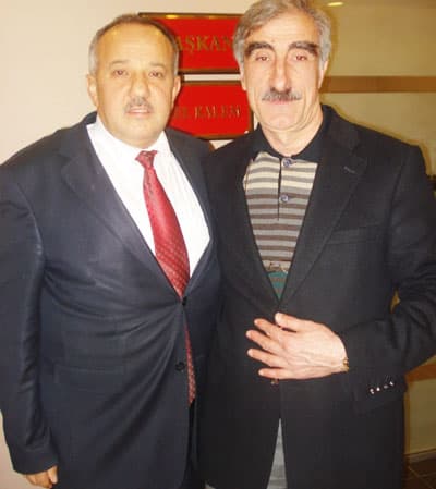 <font face="Arial" size="2">Adapazarı Besiciler Odası ve yerel y&ouml;netimler ile &ccedil;ok g&uuml;zel bir işbirliğinin olduğuna dikkat &ccedil;eken &Ccedil;ift&ccedil;i, <font color="#333399">&quot;Bundan sonra da bu ilişkilerimiz besicilerin menfaatleri doğrultusunda en iyi şekilde devam edecek&quot;</font> dedi. <br /><br />Konuşmaların sona ermesinin ardından se&ccedil;im kurulu tarafından oy verme işlemi başlatıldı. Tek liste ile gidilen se&ccedil;imlerde sandık başına giden &uuml;yelerin oyuyla Ali &Ccedil;ift&ccedil;i Adapazarı Besiciler Esnaf ve Sanatk&acirc;rlar Odasının yeni başkanı se&ccedil;ildi.<br /><br /><strong>Ali &Ccedil;ift&ccedil;i Başkanlığında ki y&ouml;netim kurulu şu isimlerden oluştu;</strong> Halit Karaduman, Sabahattin Kayar, Mithat &Uuml;nal, Hilmi Kardeş, Mustafa Fedai ve G&uuml;nay Kibar, Denetim Kurulu: Nejdet Aktaş, Tahsin Cengiz ve Asım &Ccedil;erlek.</font>