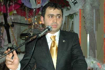 <p><font face="Arial" size="2">Adapazarı Emlak Komisyoncuları Odası Başkanlığına yeniden se&ccedil;ilen Sel&ccedil;uk Başak yaptığı konuşmada, &ldquo;<font color="#333399">D&uuml;nyamızın bir b&uuml;t&uuml;n olarak yaşadığı global kriz ne yazık ki &uuml;lkemizi de vurmuş ve bundan en b&uuml;y&uuml;k darbeyi sekt&ouml;r&uuml;m&uuml;zde almıştır. T&uuml;m emlak&ccedil;ılar i&ccedil;in olmazsa olmaz emlak m&uuml;şavirliği kanunudur. Bu kanun bizler ve memleketimiz i&ccedil;in &ouml;nemlidir. Bu zamana kadar &ccedil;&ouml;z&uuml;lmemiş bu kangren i&ccedil;in T&uuml;rkiye'deki oda ve dernek başkanları birlikte yaptığımız &ccedil;alışmalar neticesinde y&uuml;ce meclise kadar getirdik ve bu konudaki &ccedil;alışmalarımız devam etmektedir</font>&rdquo; dedi.</font></p>