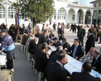 Yaşar Yazıcı, Kendi Elleriyle Aşure Dağıttı