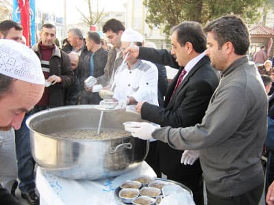 Yaşar Yazıcı, Kendi Elleriyle Aşure Dağıttı