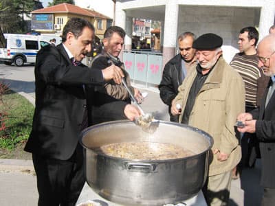 Yaşar Yazıcı, Kendi Elleriyle Aşure Dağıttı