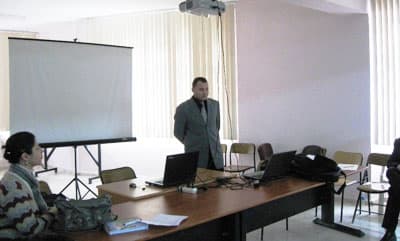 <p><font face="arial,helvetica,sans-serif" size="2">Birinci hafta teori eğitiminin verileceği seminerin diğer b&ouml;l&uuml;mlerinde pratik &ccedil;alışmalar yapılacak. Terapi eğitimini alan &ouml;ğretmenler, &ouml;ğrendiklerini okullarda &ouml;ğrencilerine aktaracaklar. B&ouml;ylece sınav kaygısının &ouml;n&uuml;ne ge&ccedil;ilmeye &ccedil;alışılacak. Seminer sayesinde, &ouml;ğrencilerin SBS ve &Ouml;SS başarısının arttırılması ama&ccedil;lanıyor. </font></p>