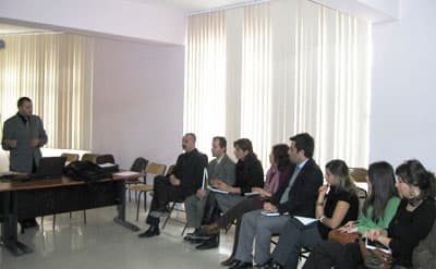 <p><font face="arial,helvetica,sans-serif" size="2">Hacettepe &Uuml;niversitesi Rehberlik ve Psikolojik Danışmanlık B&ouml;l&uuml;m&uuml; mezunu olan Psikolojik Danışman Mustafa İşlek ilgi alanı olan &ldquo;Kısa S&uuml;reli &Ccedil;&ouml;z&uuml;m Odaklı Sınav Kaygısının Giderilmesi ve Aile Terapisi&rdquo; seminerleri nedeniyle Sakarya&rsquo;da bulunmaktan &ccedil;ok memnun olduğunu ifade ederek, eğitime yapılacak her t&uuml;rl&uuml; katkıya her zaman hazır olduğunu belirtti. </font></p><p><font face="arial,helvetica,sans-serif" size="2">Seminerlere g&ouml;n&uuml;ll&uuml; olarak katılan rehber &ouml;ğretmenler, eğitimleri boyunca bir&ccedil;ok sınava giren &ouml;ğrencilerin yaşadıkları sınav kaygısını azaltmağa y&ouml;nelik eğitimlerin &ccedil;ok faydalı olduğunu s&ouml;ylediler.</font></p>