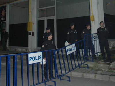 <p><font face="arial,helvetica,sans-serif" size="2">&nbsp;Ekmek m&uuml;cadelesi i&ccedil;in sesini duyurmaya &ccedil;alışan kardeşlerimize tazyikli su ve biber gazı sıkılıyor, iş&ccedil;i kardeşlerimiz coplanıyor g&ouml;zaltına alınıyor. Memleketimiz, iş&ccedil;i hak ve ihlalleriyle yanıyor. İstanbul'da itfaiye iş&ccedil;ileri, Ankara'da Tekel iş&ccedil;ileri bu yangını s&ouml;nd&uuml;rmek i&ccedil;in m&uuml;cadele veriyor. Sadece onlar değil &uuml;lkemizin d&ouml;rt bir yanında iş&ccedil;iler, memurlar, emeği ile ge&ccedil;inen herkes bu yangına karşı sesini y&uuml;kseltiyor&quot; dedi. </font></p><p><font face="arial,helvetica,sans-serif" size="2"><br />G&ouml;revlerinin fakir fukaranın dertlerinin &ccedil;&ouml;z&uuml;mlenmesinden, demokrasinin korunmasına kadar geniş bir &ccedil;alışma alanını kapsadığını ifade eden Tokpınar, &quot;Emek &ouml;rg&uuml;tleri, vaatlerine sadık, halktan, demokrasiden ve haktan yana iktidarlara sahip &ccedil;ıkmaya hazırdır. Ve biz de halktan, demokrasiden ve haktan yana her iktidarı, başımızın &uuml;zerinde taşımaya hazırız. Bizim isteklerimiz sade ve masum. Biz &ccedil;alışanlarımızın sosyal devlet &ccedil;atısı altında mutlu, huzurlu &ccedil;alışmalarını, geleceğe g&uuml;venle bakmalarını istiyoruz</font></p>