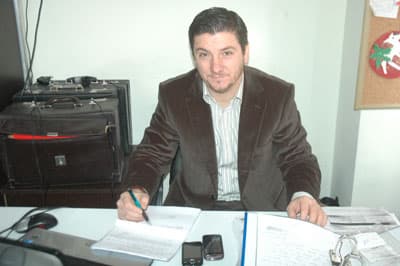 <font face="Arial" size="2">SATSO &uuml;yesi 31. Meslek Komitesi'nin t&uuml;ketici hakem heyeti olarak g&ouml;revlendirildiğini ifade eden Bayrak,<font color="#333399"> &ldquo;Cep telefonu ve bilgisayar konusunda 174 kişi bize mağdur oldukları gerek&ccedil;esiyle başvurdu. Bizde dava a&ccedil;arak ortada haksızlık ve mağduriyeti gidermek anlamında &ccedil;alışma yaptık. Biz bu işi bilen konularında uzman teknik kişilerden oluştuğumuz gibi bilirkişi olarak g&ouml;rev yapıyoruz. A&ccedil;ılan davalar sonrasında hem t&uuml;ketici hem satıcı memnun oldu. 71 kişi davayı kazandı. Cep telefonu ve bilgisayar konusunda yoğun şikayetler geldi. Şikayetler genellikle vatandaşın bilin&ccedil;siz kullanımından doğan arızalar. Vatandaş tarafından distrib&uuml;t&ouml;r firmalara değil satıcı firmalara y&uuml;klenmek istenmesi ve satıcı firmalarında bu durumdan mağduriyetlerinin &ccedil;oğalması neticesinde SATSO Başkan Akg&uuml;n Altuğ hem t&uuml;ketici hakem heyetine konusunda uzman kişileri tayin ettirdi. B&ouml;ylelikle vatandaş şikayetinde haklı ise rahat &ccedil;&ouml;z&uuml;me kavuştu. Bir g&uuml;n i&ccedil;inde bazı davaları sonu&ccedil;landırdık. Adapazarı Kaymakamı Akın Yılmaz'ın da şahsi gayretleri ile sorunlar &ouml;ncelikle &ccedil;&ouml;z&uuml;l&uuml;yor. Bu durum karşısında cep telefonu satıcıları da t&uuml;ketici hakem heyetinin verdiği kararları sorgulamayıp kendi m&uuml;şteri memnuniyeti odaklı &ccedil;alışmaları hızlandırmaya başladı&rdquo;</font> dedi.<br /><br />Bayrak, kısa s&uuml;rede &ouml;nemli &ccedil;alışmalar yaptıklarını ifade ederek, <font color="#333399">&ldquo;T&uuml;ketici Hakem heyeti olarak cep telefonu satıcılarına eksiklikleri ve neler yapmaları konusunda toplantılarla yardımcı oluyoruz. &Uuml;mit ediyorum ki, 2010 yılı hem t&uuml;ketici hem de satıcı a&ccedil;ısından &ccedil;ok verimli ge&ccedil;ecektir. Vatandaşımızın da herhangi bir konuda mağduriyetinin olmaması i&ccedil;in t&uuml;ketici başvurmalarını rica ediyoruz&rdquo; </font>diye konuştu.</font>