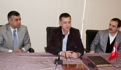 <strong><font face="Arial" size="2" color="#000000">Ne Yazık!</font></strong> <p><font size="2"><font face="Arial">SA&Uuml; Rekt&ouml;r&uuml; Durman da konuşmasında şehirdeki kurumlar arasındaki koordinasyonsuzluğun altını &ccedil;izdi ve bir&ccedil;ok kurumun şehirle ilgili birbirinden bağımsız planlar yapmasının doğru olmadığını vurguladı. Şehrin sağlıklı gelişmesi ve kalkınması i&ccedil;in t&uuml;m kurumların ortak bir planlama yapması gerektiğini dile getiren Durman şunları kaydetti: &quot;<font color="#333399">Ne yazık ki Sakarya'da b&ouml;yle bir ortak planlama yok. Sakarya Valiliği, B&uuml;y&uuml;kşehir Belediyesi, diğer kurumlar herkes ayrı ayrı planlama yapıyor. &Ccedil;ok g&uuml;zel planlamalar yapılabilir ancak ortak bir planlama yapılmadığı takdirde istenilen sonu&ccedil; alınamıyor. Bu sebeple mutlaka bir ortak plan yapılmalı. Kurumlar plan yaparken birbirlerine bilgi vermeli, şehrin geleceği a&ccedil;ısından ortak, kararlı planlar oluşturulmalı. Bir kurumun kaderinin sadece o kurumun başında olan kişiye bırakılmamalı. Sakarya'nın kaderi sadece Sakarya valiye, belediye başkanına, ya da &uuml;niversitenin kaderi sadece rekt&ouml;re bırakılmamalı. Bu &ccedil;ok &ouml;nemli. Bu konuda sivil toplum kuruluşları da bu kurumların i&ccedil;inde yer almalı.&quot;</font></font></font></p>