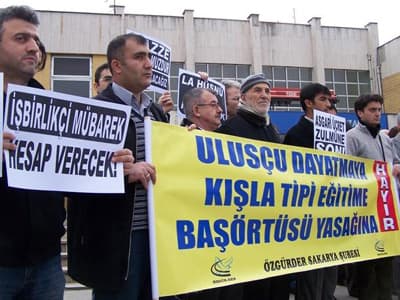 <span style="font-size: 10pt; line-height: 115%; font-family: 'Trebuchet MS'"><font face="arial,helvetica,sans-serif">Kızıltepe, a&ccedil;ıklamasının sonraki b&ouml;l&uuml;mlerinde Seferberlik Tetkik Kurulunda sivil yargı tarafından yapılan kozmik aramaya ilişkin olarak şu vurguları yaptı; <em><font color="#000080">&ldquo;Eski ismiyle Kontrgerilla veya &ouml;zel harp dairesi yeni ismiyle Seferberlik tetkik kurulu, hangi olayları planlayıp uygulamaya koyduysa mesela 6-7 Eyl&uuml;l olayları, &Ccedil;orum ve Kahramanmaraş olayları, mesela Doğan &Ouml;z cinayeti, mesela 33 erin &ouml;ld&uuml;r&uuml;lmesi, mesela Reşadiye baskını,<span>&nbsp; </span>hangisi varsa hepsi ortaya &ccedil;ıkartılmalıdır.&rdquo;</font></em> </font></span><span style="font-size: 10pt; line-height: 115%; font-family: 'Trebuchet MS'"><font face="arial,helvetica,sans-serif"><p style="text-align: justify" class="ecxMsoNormal"><span style="font-size: 10pt; line-height: 115%; font-family: 'Trebuchet MS'"><font face="arial,helvetica,sans-serif">A&ccedil;ıklamanın son b&ouml;l&uuml;mlerinde H&uuml;k&uuml;metin tekel iş&ccedil;ilerinin taleplerini g&ouml;rmezden gelmesi protesto edilirken, adalet ve &ouml;zg&uuml;rl&uuml;ğ&uuml;n nasıl sağlanacağına ilişkin şu &ouml;nemli s&ouml;zlere yer verildi:</font></span></p><p style="text-align: justify" class="ecxMsoNormal"><em><span style="font-size: 10pt; line-height: 115%; font-family: 'Trebuchet MS'"><font face="arial,helvetica,sans-serif" color="#000080">&ldquo;Ancak şu var ki, adalet ve &ouml;zg&uuml;rl&uuml;k; tevhide dayanarak, vahyin aydınlığı i&ccedil;in ortaya konacak şahitlik &ccedil;abaları ile kalıcı ve sahici olacaktır.</font></span></em></p><p style="text-align: justify" class="ecxMsoNormal"><em><span style="font-size: 10pt; line-height: 115%; font-family: 'Trebuchet MS'"><font face="arial,helvetica,sans-serif" color="#000080">Adalet ve &ouml;zg&uuml;rl&uuml;k; sağcılıktan ve muhafazak&acirc;rlıktan ayrışmış sahih M&uuml;sl&uuml;manlığın ete kemiğe b&uuml;r&uuml;nmesi ile ger&ccedil;ekleşecektir.</font></span></em></p><p style="text-align: justify" class="ecxMsoNormal"><em><span style="font-size: 10pt; line-height: 115%; font-family: 'Trebuchet MS'"><font face="arial,helvetica,sans-serif" color="#000080">Adalet ve &ouml;zg&uuml;rl&uuml;k; zihinlerdeki zorlama sınırların kaldırılarak, arı duru bir İslami kimliğin &ouml;nc&uuml;lerinin yol g&ouml;stericiliğinde v&uuml;cut bulacaktır.&rdquo;</font></span></em></p><p style="text-align: justify" class="ecxMsoNormal"><span style="font-size: 10pt; line-height: 115%; font-family: 'Trebuchet MS'"><font color="#000080"><font face="arial,helvetica,sans-serif"><font color="#000000">Basın a&ccedil;ıklamasında</font> &ldquo;Zulme Karşı Direniş; Herkes İ&ccedil;in Adalet&rdquo; <font color="#000000">ve</font> &ldquo;Ulus&ccedil;u Dayatmaya, Kışla Tipi Eğitime, Baş&ouml;rt&uuml;s&uuml; Yasağına HAYIR!&rdquo; <font color="#000000">pankartları a&ccedil;an katılımcılar, a&ccedil;ıklama boyunca</font> &ldquo;Gazze Onurumuzdur; Sahip &Ccedil;ıkacağız&rdquo;, &ldquo;Yasak S&uuml;r&uuml;yor, (D)uyuyor musunuz?&rdquo;, &ldquo;İşbirlik&ccedil;i M&uuml;barek Hesap Verecek!&rdquo;, &ldquo;La H&uuml;sne Vela M&uuml;barek&rdquo;, &ldquo;Asgari &Uuml;cret Zulm&uuml;ne Son!&rdquo;, &ldquo;Okulda, Sokakta, Kışlada, HERYERDE; Militarist Tahakk&uuml;me Son!&rdquo; <font color="#000000">ve </font>&ldquo;Uyan Diren &Ouml;zg&uuml;rleş&rdquo; <font color="#000000">vb. d&ouml;vizler taşıdılar. A&ccedil;ıklamada</font> &ldquo;Gazze&rsquo;ye Selam Direnişe Devam&rdquo;, &ldquo;Tevhid Adalet &Ouml;zg&uuml;rl&uuml;k&rdquo; <font color="#000000">sloganları atıldı.</font></font></font></span></p></font></span>