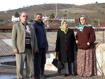 <p><font face="arial,helvetica,sans-serif" size="2">Baz istasyonuna yakın evlerde oturan G&uuml;rsel ailesinin akrabalarından 4 ferdi de g&ouml;ğ&uuml;s kanseri ile savaşıyor. Safiye G&uuml;rsel'in (45) 8 ay &ouml;nce ameliyatla g&ouml;ğs&uuml; alındı. Ancak kanserli h&uuml;creler karaciğerine de sı&ccedil;radı. Tedavisi devam eden G&uuml;rsel, yaptığı a&ccedil;ıklamada, mahallelerine baz istasyonu kurulmadan &ouml;nce &ccedil;ok sağlıklı olduğunu s&ouml;yledi.</font> </p><p><font face="arial,helvetica,sans-serif" size="2">G&uuml;rsel, <font color="#000080">&quot;Dağın eteğinde, havası, suyu &ccedil;ok g&uuml;zel olan bir b&ouml;lgede oturuyoruz. Doktor nedir bilmezdim. Akşama kadar bağda, bah&ccedil;ede, tarlada &ccedil;alışır yorulmazdım. Ta ki baz istasyonu gelene kadar. Bir sene &ouml;nce kanser olduğumu &ouml;ğrendim. 7 ay &ouml;nce de sol g&ouml;ğs&uuml;m alındı. Kanserli h&uuml;creler karaciğerime sı&ccedil;ramış, tedavim devam ediyor. 7 ay boyunca s&uuml;rekli yatıyorum. Sağlığım &ccedil;ok bozuldu. Hala y&uuml;r&uuml;mekte zorlanıyorum.''</font> diye konuştu. </font></p>