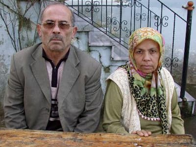 <p><font face="arial,helvetica,sans-serif" size="2">15 aylık &ccedil;ocuğu olan gen&ccedil; anne Aynur G&uuml;rsel'in (33) de kanser sebebiyle bir hafta &ouml;nce sol g&ouml;ğs&uuml; alındı. Kızını doya doya emziremeyen G&uuml;rsel, hastalanmasının sebebini baz istasyonuna bağladı. G&uuml;rsel, şunları kaydetti: </font></p><p><font face="arial,helvetica,sans-serif" size="2"><font color="#000080">&quot;Doktoruma evimizin yanında bir baz istasyonunun olduğunu s&ouml;yledim. O da baz istasyonunun kanseri tetikleyebileceğini s&ouml;yledi. Ben de &ouml;yle tahmin ediyorum. &Ccedil;&uuml;nk&uuml; daha &ouml;nce hi&ccedil;bir hastalığım yoktu. Zaten yaşım da olduk&ccedil;a gen&ccedil;. Ayrıca, emziren bir anneydim. Hastalanan t&uuml;m bayanlar bizim gibi baz istasyonun yanında oturuyor.&quot;</font> </font></p><p><font face="arial,helvetica,sans-serif" size="2">Yine g&ouml;ğ&uuml;s kanseri teşhisiyle tedavi g&ouml;ren Nuray Duyar (35), Zehra Kaba (52), Fadime Memişoğlu (54) da bir an &ouml;nce baz istasyonunun kaldırılmasını talep ederek tepkilerini ş&ouml;yle dile getirdiler: <font color="#000080">&quot;Kanserin hep aynı mahalledeki kadınları bulması tesad&uuml;f değil. Sebebinin baz istasyonu olduğunu d&uuml;ş&uuml;n&uuml;yoruz. Kaldı ki kanser hastalığı bulaşıcı değil. Vakaların sayısı daha da artmadan bir an &ouml;nce bu baz istasyonu kaldırılmalıdır.&quot; </font></font></p><p><font face="arial,helvetica,sans-serif" size="2">Safiye G&uuml;rsel'in eşi Hasan G&uuml;rsel de aile olarak baz istasyonuyla ilgili GSM şirketine ve ihmali olan yetkililer hakkında tazminat davası a&ccedil;acaklarını ifade etti. Hasan G&uuml;rsel, <font color="#000080">&quot;Eşim, gelinimiz, yeğenimiz ve komşularımız kanser hastalığının pen&ccedil;esinde kıvranıyor. S&uuml;rekli hastanelerdeyiz. Maddi ve manevi b&uuml;y&uuml;k sıkıntılar &ccedil;ekiyoruz. Baz istasyonu şirketini ihmali olan yetkililer hakkında tazminat davası a&ccedil;acağız. &Ouml;l&ccedil;&uuml;m sonu&ccedil;larını bekliyorum.&quot;</font> şeklinde konuştu. </font></p><p><font face="arial,helvetica,sans-serif" size="2"></font></p><p><font face="arial,helvetica,sans-serif" size="2">PROF. &Ccedil;EREZCİ: BAZ İSTASYONU KANSERİ TETİKLEYEBİLİR </font></p><p><font face="arial,helvetica,sans-serif" size="2"></font></p><p><font face="arial,helvetica,sans-serif" size="2">SA&Uuml; Elektrik Elektronik M&uuml;hendisliği B&ouml;l&uuml;m Başkanı Prof. Dr. Osman &Ccedil;erezci, standartlara uygun kurulmayan, yerleşim birimleriyle i&ccedil; i&ccedil;e olan baz istasyonlarının, &ccedil;evresine yoğun elektromanyetik radyasyon yayabileceğini s&ouml;yledi. </font></p><p><font face="arial,helvetica,sans-serif" size="2">Radyasyonun, kanser hastalığını tetikleyebileceğini dile getiren &Ccedil;erezci,<font color="#000080"> &quot;Elektromanyetik radyasyon v&uuml;cudun bağışıklık sistemini zayıflatır. Bu da kanser gibi hastalıkları tetikleyebilir. Mahallede inceleme ve &ouml;l&ccedil;&uuml;m yapacağız.&quot;</font> dedi. </font></p><p><font face="arial,helvetica,sans-serif" size="2">Hendek Belediye Başkanı Ali İnci ise baz istasyonunun &ccedil;evresinde &ouml;l&ccedil;&uuml;m yapılacağını, insan sağlığına zarar verdiği tespit edildiği taktirde derhal kaldırılmasını isteyeceklerini s&ouml;yledi. </font></p><p><font face="arial,helvetica,sans-serif" size="2">İnci, GSM şirketinin s&ouml;zleşmesinin Temmuz ayında dolacağının altını &ccedil;izerek ş&ouml;yle konuştu: <font color="#000080">&quot;Eğer sağlığa zararı varsa hi&ccedil; beklemeyeceğiz. Birileri para kazanacak diye insan sağlığını hi&ccedil;e sayamayız. Baz istasyonunun zararı olmadığı ortaya &ccedil;ıksa bile vatandaşlarımızın talebi ve psikolojik olarak rahatlamaları i&ccedil;in s&ouml;zleşmeyi uzatmayacağız. Yerleşim birimlerinin dışına taşınmasını isteyeceğiz.&quot;</font></font><font color="#000080"> </font></p>
