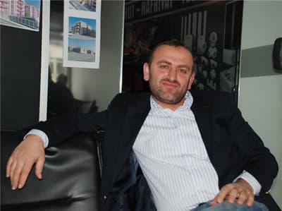 <p><font face="arial,helvetica,sans-serif" size="2"><strong>SERDİVAN &ldquo;ADAPLUS&rdquo;LA GELİŞİYOR</strong></font></p><p><font face="arial,helvetica,sans-serif" size="2">Serdivan Kamp&uuml;s (&uuml;niversiteye y&uuml;r&uuml;me mesafesinde dolmuş yolu &uuml;zerinde) inşa edecekleri &ldquo;AdaPlus Konutları&rdquo; hakkında bilgiler veren Kotanoğlu İnşaat Y&ouml;netim Kurulu Başkanı Murat Kotan; burada konutun toplamda 100 daire ve beş işyerinden oluştuğunu s&ouml;yledi. Buradaki konutun her birinin 75 metrekare 2 + 1 daireden oluştuğunu dile getiren Murat Kotan; dairelerinin tamamının; ısı yalıtımlı, doğalgazlı, mutfak dolaplı ve g&uuml;venlik kameraları ile donanımlı olarak birinci sınıf malzeme tercihleri ile inşa edileceğini s&ouml;yledi. </font></p>