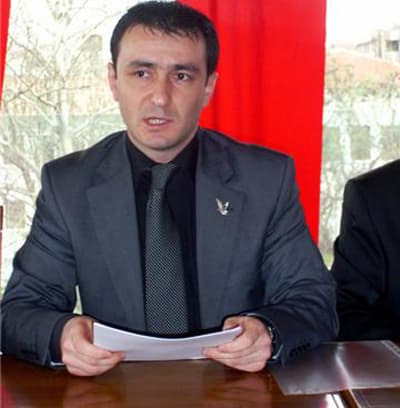 <p><font face="arial,helvetica,sans-serif" size="2"><strong>İHANET KADROLARI MİADINI DOLDURDU</strong></font></p><p><font face="arial,helvetica,sans-serif" size="2">66 il ve 325 il&ccedil;ede &ouml;rg&uuml;tlenmeyi tamamladıklarını a&ccedil;ıklayan Reis<font color="#333399"> &ldquo;İhanet kadroları&rdquo;nın miadını doldurduğunu &ouml;ne s&uuml;rerek,&nbsp; &ldquo;&Uuml;lke kaynaklarını yağma ile talan eden ihale fırsat&ccedil;ıları, devletin bankalarından &ccedil;ocuklarına kredi verdirerek yandaş medya oluşturan, milli ve stratejik kurumları iktidara getirilmesinin bedeli olarak emperyalist g&uuml;&ccedil;lere peşkeş &ccedil;eken, bu ihanet kadroları miadını doldurmuştur. Rejimle, cumhuriyetin temel ilkeleriyle, yargıyla, orduyla, &uuml;niversitelerle, &ccedil;ift&ccedil;iyle, k&ouml;yl&uuml;yle, iş&ccedil;iyle, memurla ve emekliyle kavgalı olan AKP iktidarından halkımız kurtarılacaktır&rdquo;</font> şeklinde konuştu.</font></p>
