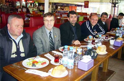 <p><font face="arial,helvetica,sans-serif" size="2"><strong>2.MİLLİ UYANIŞ ŞART</strong></font></p><p><font face="arial,helvetica,sans-serif" size="2">İl Başkanı Yavuz Reis, T&uuml;rkiye&rsquo;de 2 nci bir milli uyanışın şart olduğunu &ouml;ne s&uuml;rerek, ş&ouml;yle devam etti: </font><font face="arial,helvetica,sans-serif" size="2" color="#333399">&ldquo;Emek&ccedil;iler sokaklarda polisler tarafından yerlerde s&uuml;r&uuml;klenip biber gazlarıyla suların i&ccedil;ine atılırken, memurlara sadaka bile sayılmayacak zamlar yapılırken, işlerinden &ccedil;ıkarılan tekerlekli sandalyeli &ccedil;alışanların yerine AKP&rsquo;li y&ouml;neticiler getirilirken,&nbsp; kadrolaşma ve ele ge&ccedil;irme operasyonları hızla s&uuml;rerken, İsyancı K&uuml;rt&ccedil;&uuml;lerin torunu AKP&rsquo;li &uuml;st d&uuml;zey y&ouml;neticilerinin ağzından orası Kuzey Irak değil K&Uuml;RDİSTAN&rsquo;dır salyaları akarken, PKK ile m&uuml;cadele d&ouml;neminden, PKK ile m&uuml;tareke d&ouml;nemine ge&ccedil;ilirken, &uuml;lkemin her bir k&ouml;y&uuml;ne kadar şehit mezarlıkları bulunmasına rağmen, Halkın g&ouml;z&uuml;n&uuml;n i&ccedil;ine baka baka Habur sınır kapısında PKK&rsquo;lı ter&ouml;ristlere ş&ouml;len yaptırılırken, Şımarık K&uuml;rt&ccedil;&uuml;lerin PKK&rsquo;ya siyaset yolu a&ccedil;ılsın, Apo Meclise girsin hezeyanları halkı birbirine d&uuml;ş&uuml;r&uuml;rken, T&uuml;rk Silahları Kuvvetlerine bizzat iktidarın arkasında durduğu g&uuml;&ccedil;ler tarafından psikolojik savaş yapılırken, talimatlarla A&ccedil;ılım adı altında milletin b&uuml;t&uuml;n hassasiyetlerine hakaret edercesine b&ouml;l&uuml;c&uuml;lere meydan bırakılırken, Avrupa&rsquo;nın k&uuml;stah diplomatları tarafından verilen talimatlar harfiyen uygulanırken, devletin g&uuml;venlik birimlerine, yargıya, b&uuml;rokrasiye F tipi cemaatin kadroları doldurulurken;&nbsp; T&Uuml;RK VATANSEVERLERİ&rsquo;NİN S&Ouml;YLEYECEK &Ccedil;OK S&Ouml;Z&Uuml;N&Uuml;N OLDUĞUNU KİMSE AKLINDAN &Ccedil;IKARMASIN&rdquo;</font></p>