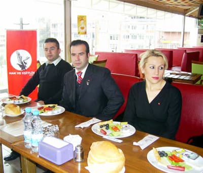 <p><font face="arial,helvetica,sans-serif" size="2"><strong>BİZ KİMSEDEN TALİMAT ALMAYIZ.</strong></font></p><p><font face="arial,helvetica,sans-serif" size="2">HEPAR i&ccedil;in dış siyasette tek ilke vardır. &rsquo;&rsquo;Başı dik devlet, onurlu millet.&rsquo;&rsquo; Her tavır, her g&ouml;r&uuml;şme, her protokol, her tutanak, her anlaşmada esas bu olacaktır. Avrupa&rsquo;nın k&uuml;stah b&uuml;rokratlarından talimat alma d&ouml;nemi bitmiştir. Avrupa Birliği &Uuml;lkemiz i&ccedil;in i&ccedil; ve dış tehdittir. Avrupa Birliği&rsquo;nin &ouml;n&uuml;ndeki onursuz duruş Bertaraf edilecektir. Ha&ccedil;lı seferlerini tertipleyen PAPA&rsquo;nın &ouml;n&uuml;nde atılan imzalar bir yenilginin anlaşmasıdır. Yırtıp atılacaktır . Bizler medeniyeti avrupadan &ouml;ğrenecek değiliz. </font><font face="arial,helvetica,sans-serif" size="2">Yunanistan ve Amerika&rsquo;nın arkasında durduğu Fener rum patrikhanesindeki k&uuml;stah papaz şımarıklıklarına devam ederse, kendisini amerikan savaş gemisinde, M&uuml;sl&uuml;manları da AYASOFYADA namaz kılarken bulur. </font></p>