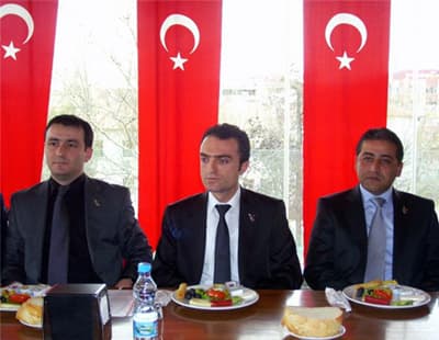 <p><font face="arial,helvetica,sans-serif" size="2"><strong>İLK İDAM SEHPASI İMRALI&rsquo;DA KURULACAK</strong> </font></p><p><font face="arial,helvetica,sans-serif" size="2">PKK&rsquo;nın 365 g&uuml;nde &ouml;zel yetiştirilmiş 20 bin kişilik bir ekiple temizleneceğini &ouml;ne s&uuml;ren Reis, kendi iktidarları d&ouml;neminde idamın geri geleceğini ve ilk idam sehpasının da İmralı&rsquo;da kurulacağını &ouml;ne s&uuml;rd&uuml;.</font></p><p><font face="arial,helvetica,sans-serif" size="2">Reis, ayrıca,&ldquo;Avrupa&rsquo;nın k&uuml;stah b&uuml;rokratlarından talimat alma d&ouml;nemi bitmiştir. &Uuml;lkemiz i&ccedil;in i&ccedil; ve dış tehdit olan Avrupa Birliği&rsquo;nin &ouml;n&uuml;ndeki onursuz duruş bertaraf edilecektir. H&uuml;k&uuml;met PKK&rsquo;ya teslim olmuştur.&rdquo; dedi.</font></p><p><font face="arial,helvetica,sans-serif" size="2">Yavuz Reis DTPli belediyelere aktarılan paranın hesabını da soracaklarını &ouml;ne s&uuml;rd&uuml;.</font></p>