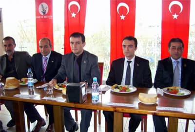 <p><font face="arial,helvetica,sans-serif" size="2">Reisin a&ccedil;ıklaması devamı ş&ouml;yle:</font></p><p><font face="arial,helvetica,sans-serif" size="2">&ldquo;Bu &uuml;lkede ilk kanı biz d&ouml;kmedik. Burası Mezopotamya, burada savaş tarihle yaşıt. Bu topraklar ilk kardeş kanının aktığı, kabilin habili &ouml;ld&uuml;rd&uuml;ğ&uuml; topraklardır. Bize bug&uuml;n bu acıları yaşatanlar KABİL&rsquo;in &ccedil;ocuklarıdır. Ama bizler Habil gibi boynumuzu b&uuml;kecek, lokmamızı verecek, toprağımızı terk edecek değiliz. Hangi dilden anlıyorlarsa o dilden konuşulacaktır. Şunu hi&ccedil; kimse unutmasın ki; </font></p>