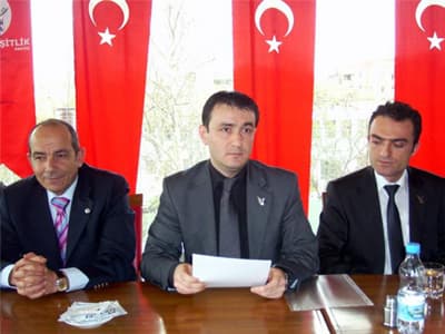 <p><font face="arial,helvetica,sans-serif" size="2"><strong>DALIMIZI KIRANIN AĞACINI S&Ouml;KERİZ.</strong> </font></p><p><font face="arial,helvetica,sans-serif" size="2">Anadolu Kartalları bu Milli M&uuml;cadele de Kanının son damlasına Beyninin son h&uuml;cresine kadar savaşacaktır. </font></p><p><font face="arial,helvetica,sans-serif" size="2">Son olarak Hak ve Eşitlik Partisi olarak diyoruzki; </font><font face="arial,helvetica,sans-serif" size="2">&Uuml;lkemizi ele ge&ccedil;ireceklermiş, b&ouml;leceklermiş, yıkacaklarmış, </font><font face="arial,helvetica,sans-serif" size="2">Hi&ccedil; kimse kaygılanmasın Hepsini g&ouml;mecek kadar toprağımız var&hellip;</font></p><p><font face="arial,helvetica,sans-serif" size="2">Haber H&uuml;lya S&uuml;r&uuml;c&uuml;</font></p>