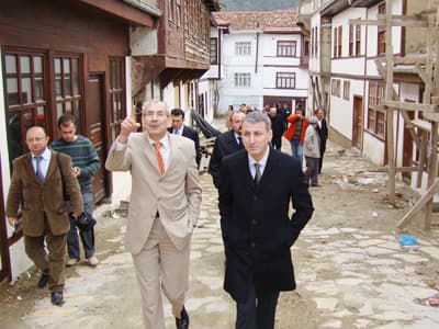 <font face="Arial" size="2">SATSO Başkanı Aktuğ, Kaymakam Temiz'e ziyaretin anısına plaket takdim etti. SATSO heyeti daha sonra Taraklı Belediye Başkanı Tacettin &Ouml;zkaraman'ı ziyaret etti.&nbsp;Belediye Başkanı Tacettin &Ouml;zkaraman, il&ccedil;enin turizm potansiyeli olan tarihi evlerin ve sivil mimari &ouml;zellik taşıyan eserlerin ne yazık ki iyi değerlendirilemediğini ve Taraklı'nın turizmden hak ettiğini alamadığını belirterek il&ccedil;edeki turizm girdisinin artırılması ve i&ccedil; turizmin canlandırılması i&ccedil;in &ouml;zellikle tarihi evlerin restorasyonunun tamamlanması gerektiğini s&ouml;yledi. Başkan &Ouml;zkaraman, <strong>termal turizmi i&ccedil;inde Kilhamamı mevkiinde yapılan sıcak su sondajının da gelecek i&ccedil;in umut vaat ettiğini kaydetti.</strong> Başkan Akg&uuml;n Altuğ Başkan &Ouml;zkaraman'a ziyaretin anısına plaket takdim etti.<br /></font>