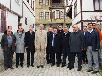 <font face="Arial" size="2">SATSO Y&ouml;netim Kurulu Başkanı Akg&uuml;n Altuğ, Taraklı' da devam eden restorasyon&nbsp; &ccedil;alışmaları ve yapılması d&uuml;ş&uuml;n&uuml;len termal yatırımlarının hayata ge&ccedil;mesi durumunda bu il&ccedil;edeki olumlu gelişmelerin Sakarya ekonomik hayatına pozitif y&ouml;nde ve &ouml;nemli &ouml;l&ccedil;&uuml;de katkı yapacağını ifade etti. Altuğ, ayrıca kurumlar arası işbirliğinde turizm platformunun &ccedil;alışmaları i&ccedil;erisinde SATSO olarak her zaman &uuml;zerlerine d&uuml;şen g&ouml;revi yapacaklarını s&ouml;yledi.<br /><br />SATSO heyeti daha sonra il&ccedil;ede devam eden restorasyon &ccedil;alışmalarını yerinde inceledi.&nbsp;SATSO Başkanı Akg&uuml;n Altuğ her hafta yaptıkları meclis toplantısını ilk kez bir il&ccedil;ede ger&ccedil;ekleştirdiklerini s&ouml;yleyerek&nbsp; <font color="#333399">&ldquo;SATSO Meclisi olarak Taraklı' da toplantı yapmaktan &ccedil;ok mutlu olduk&rdquo;</font> dedi.</font>