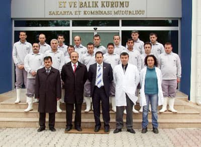 <p><font face="arial,helvetica,sans-serif" size="2"><strong>SAKARYA'DAKİ KURSA KATILANLARA 15 TL HAR&Ccedil;LIK VE &Ouml;ĞLE YEMEĞİ VERİLİYOR</strong></font></p><p><font face="arial,helvetica,sans-serif" size="2">Bu arada Sakarya'da İŞKUR, Erenler Halk Eğitim Merkezi ve EBK Sakarya Et Kombinası'nın birlikte d&uuml;zenlediği kurs b&uuml;y&uuml;k ilgi g&ouml;rd&uuml;. Kombina M&uuml;d&uuml;r&uuml; Muharrem U&ccedil;ar, 25'er kişilik &uuml;&ccedil; grup olmak &uuml;zere toplam 75 kursiyerin katılacağı kursların bug&uuml;n başladığını s&ouml;yledi.</font></p><p><font face="arial,helvetica,sans-serif" size="2">Erenler Halk Eğitim Merkezi M&uuml;d&uuml;r&uuml; Mustafa Bektaşoğlu ise kursiyerlere g&uuml;nl&uuml;k 15 TL &uuml;cret ve &ouml;ğle yemeği verileceğini kaydetti.</font></p>