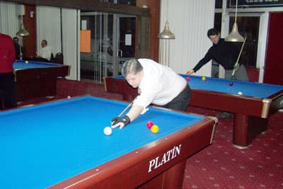<font size="2"><font face="Arial"><strong>Se&ccedil;ilen&nbsp;Takım Antalya&rsquo;ya Gidecek<br /><br /></strong>Bilardo İl Temsilcisi&nbsp;Alaatin Aydoğdu,&nbsp;il birinciliğinin pazar g&uuml;n&uuml;ne kadar devam edeceğini&nbsp;belirterek ş&ouml;yle&nbsp;konuştu.<font color="#333399"> &ldquo;Amacımız&nbsp;en iyi il takımını se&ccedil;ip T&uuml;rkiye Şampiyonası'nda&nbsp;derece elde etmektir. Cuma&nbsp;g&uuml;n&uuml; yapılacak&nbsp;yarı finallerde&nbsp;9 Grupta&nbsp;27 yarışmacı olacak. İl Takımı&nbsp; bu sporcuların arasından &ccedil;ıkacak. Bilardo da&nbsp;Sakarya olarak hedeflerimiz b&uuml;y&uuml;k. İl birinciliği D&uuml;nya Bilardo&nbsp;Hakemi&nbsp;Engin Kobaş&nbsp;denetiminde yapılıyor. Antalya&rsquo;dan&nbsp;sonra yapılacak ilk T&uuml;rkiye Şampiyonası'nı&nbsp;ilimizde yapmak i&ccedil;in kolları sıvadık. Şimdi destek arıyoruz. Antalya&nbsp;iyi bir derece alarak Sakarya Bilardo Sporu'nu&nbsp;daha ileriye g&ouml;t&uuml;rm&uuml;ş olacağız&rdquo; </font>dedi.</font></font>