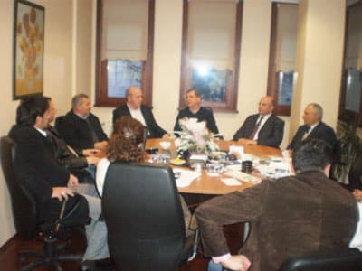 <p><font face="arial,helvetica,sans-serif" size="2">Biz eczacılar, bu ve benzeri sorunlara da &ccedil;&ouml;z&uuml;m arıyor, bunlar i&ccedil;in m&uuml;cadele ediyoruz. SGK, protokol&uuml; neden fesih ettiğinin altını dolduramıyor. Ama&ccedil; sağlık sistemine &ccedil;ekid&uuml;zen vermekse, yukarıda sıraladığımız sorunlara &ccedil;&ouml;z&uuml;m &uuml;retilmesi gerekiyor. Ancak SGK i&ccedil;in sorun bu değil! Sorun, eczacıların &ouml;rg&uuml;tl&uuml; olması! Eczacıların &ouml;rg&uuml;tl&uuml; duruşunun, iktidarı, SGK'yı ve ilgili bakanlıkları rahatsız ettiği ortadadır. SGK'nın fesih gerek&ccedil;elerinin altında yatan ger&ccedil;ek, eczacıların &ouml;rg&uuml;tle olan bağını koparıp onları yalnızlaştırmak ve TEB ile eczacı odalarını işlevsiz hale getirmek istenmesidir.16 Aralık'ta başlatılan bu s&uuml;re&ccedil; bug&uuml;n yeni dayatmalarla devam etmektedir. 11 Ocak Pazartesi g&uuml;n&uuml; SGK Başkanı ile TEB Başkanlık Divanı arasında ger&ccedil;ekleşen g&ouml;r&uuml;şmede, bu niyetler a&ccedil;ık&ccedil;a ortaya konmuştur. SGK feshettiği s&ouml;zleşmeye adeta k&ouml;lelik koşulları ekleyerek, bu koşulları TEB'e kabul ettirmek istemektedir.Odamıza gelen bilgilere g&ouml;re, SGK, s&ouml;zkonusu g&ouml;r&uuml;şmede, eczacıların kurumdan hi&ccedil;bir talebinin olamayacağını bildirmiş ve TEB ile s&ouml;zleşme yapmak i&ccedil;in şu k&ouml;lelik koşullarını dayatmıştır: </font></p>