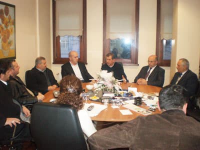 <font face="Arial" size="2">&Ccedil;&ouml;z&uuml;m, SGK'nın s&ouml;zleşme fesih kararını koşulsuz olarak kaldırması ve ila&ccedil; hizmetinin devamı i&ccedil;in adil bir s&ouml;zleşme yapılmasıdır. Aksi durumda halkın ilaca ulaşmasında yaşanacak sorunların sorumlusu biz eczacılar olmayacağız!</font> <p><font size="2"><font face="Arial"><font color="#333399">Yıldırım olayları değerlendirirken &ouml;zellikle olayların arka perdesi dikkate alınmalı dedi ve ş&ouml;yle devam etti.</font> </font></font></p><p><font face="arial,helvetica,sans-serif" size="2">&Ccedil;UŞ lar her sekt&ouml;rde olduğu gibi bu sekt&ouml;re de el atmışlar ve karın paylaşımının geniş kitleye ulaşmasını engellemek, karı&nbsp; kendilerinde toplamak i&ccedil;in bu &ccedil;abalara girişmişlerdir. A&ccedil; g&ouml;zl&uuml; &Ccedil;UŞ lar memleketlerin kanını emmek, halkı yoksul bırakarak k&ouml;leleştirmek i&ccedil;in var g&uuml;&ccedil;leri ile &ccedil;alışmaktadırlar. H&uuml;k&uuml;metleri de kendilerine alet etmektedirler. Siyasi iradesi zayıf h&uuml;k&uuml;metler tam onların isteği doğrultusunda hareket etmektedirler.&nbsp; <br /><br />&ldquo;Bu sıkıntıların &ccedil;&ouml;z&uuml;m&uuml; i&ccedil;in milli siyasi ve ekonomik anlayış sağlanmalı ve&nbsp; ahlaklı girişimci, siyaset&ccedil;i yetiştirmek gereklidir.&nbsp; Bu ahlak ve maneviyat Saadet Partisi&rsquo;nde mevcuttur. Ge&ccedil;mişi temizdir. Hi&ccedil;bir &ccedil;ok uluslu şirketin emrinde &ccedil;alışmamıştır. Askeri bağımsızlığımızı elimizden alan Nato&rsquo;ya imza atmamıştır, uluslar arası g&uuml;&ccedil;l&uuml;lerin k&ouml;leliği anlamına gelen tahkim yasasını imzalamamıştır, İMF&rsquo; nın daima karşısında durmuş, kendi milli ekonomik ve sosyal planını ortaya koyan ve savunan&nbsp; parti olmuştur.&rdquo; dedi.</font></p>