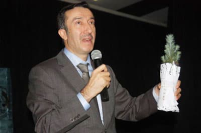 <font face="Arial" size="2">Fertler, toplum i&ccedil;erisindeki sorumluluklarını yerine getirmelidir. Her birimizin toplumdaki rolleri ne olursa olsun yaşadığımız zaman i&ccedil;erisinde iz bırakabilmeliyiz. Mesela; k&ouml;pr&uuml;, kitap yazmak, hayırlı evlat, ağa&ccedil; dikmek, toplumun kullanabileceği &ccedil;eşme, k&uuml;t&uuml;phane vb&nbsp;gibi y&uuml;zlerce&nbsp; konu bulabilir ve sizden sonrakilere pozitif değer olarak bırakabiliriz. &Ouml;ld&uuml;ğ&uuml;m&uuml;zde bu eserler hep yaşayacaktır. B&ouml;ylece insanlığa hizmet g&ouml;revini s&uuml;rd&uuml;recektir.<br /><br />Sonu&ccedil; olarak; insanlar mutlu olabilmeyi, sorumluluk sahibi olabilmeyi, kanaatkar ve ş&uuml;k&uuml;r edebilmeyi, her meselede girişimci olabilmeyi, kendini s&uuml;rekli sorguluya bilmelidir. dedi.</font>