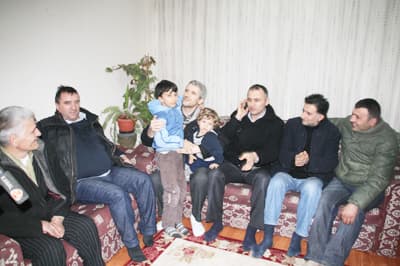 <font face="Arial" size="2">Zekeriya Alan, &ouml;ncelikle hastanede kaldığı s&uuml;re i&ccedil;inde ziyaret eden herkese teşekk&uuml;r etti. Olay gecesini anlatan Alan, ş&ouml;yle konuştu: <font color="#333399">&quot;Yatsı namazı &ccedil;ıkış vakitleriydi. D&uuml;kkanda bir arkadaşımızla &ccedil;ay i&ccedil;iyorduk. O sırada daha &ouml;nce bizim akrabalar tarafından husumetimiz bulunan Z.G.'yi d&uuml;kkanın kapısında g&ouml;rd&uuml;m. G&ouml;r&uuml;nce şaşırdım tabi, 3,5 saniye i&ccedil;erisinde her şey oldu. Elinde silahı g&ouml;rd&uuml;m. Ateş etmesiyle kurşun ağzımdan girdi boğazımdan &ccedil;ıktı. Yaradana ş&uuml;k&uuml;rler olsun&nbsp; kurşun sadece damağımızı par&ccedil;aladı. Ne dilimize ne boğazımıza ne de boğazımdaki atar damarlara isabet etmedi. Allah'ın verdiği canı sadece Allah alır. Kan davasıymış bu t&uuml;r şeyler sa&ccedil;ma sapan şeyler. Vadesi dolmamışsa bir insanın hi&ccedil;bir şey olmaz. Yaklaşık 15 g&uuml;n hastanede kaldık yattık o kadar kan kaybetmemize rağmen bir damla kan bile almadık. Bug&uuml;n evimize geldik. &Ccedil;oluk &ccedil;ocuğumuza Allah kavuşturdu.&quot;</font><br /><br />Alan ailesi ge&ccedil;miş olsuna gelen ziyaret&ccedil;ilere yemek ikram etti.&nbsp; </font>