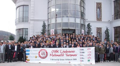<font face="arial,helvetica,sans-serif" size="2"><p><font face="arial,helvetica,sans-serif" size="2"><strong>Program</strong><br /><br />17 ilde d&uuml;zenlenen yarışmada Sakarya İl Birinciliğini kazanacak okul &ouml;n&uuml;m&uuml;zdeki aylarda yapılacak T&uuml;rkiye Finalinde ilimizi temsil edecek. İl protokol &uuml;yeleri, İl Milli Eğitim M&uuml;d&uuml;r&uuml; Murat Yazıcı, OYAK Grubu&rsquo;na bağlı Bolu &Ccedil;imento y&ouml;neticileri, yarışmaya katılan 38 lisenin &ouml;ğrencileri ve okul m&uuml;d&uuml;rlerinin katılacağı &ouml;d&uuml;l t&ouml;reni b&uuml;y&uuml;k heyecana sahne olacak.</font></p><p><font face="arial,helvetica,sans-serif" size="2">OYAK Liselerarası Matematik Yarışması İl Birinciliği &Ouml;d&uuml;l T&ouml;reni Programı 15 Ocak 2010 Cuma G&uuml;n&uuml; Saat 17.30&rsquo;da Sakarya &Uuml;niversitesi Esentepe Kamp&uuml;s&uuml; K&uuml;lt&uuml;r ve Kongre Merkezi&rsquo;nde yapılacak.</font></p></font>