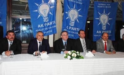 <font size="2"><font face="Arial"><strong><font color="#000000">&Ouml;nceliğimiz Milletimizin Menfaatleridir</font></strong><br /><br />Sakarya B&uuml;y&uuml;kşehir Belediye Başkanı Zeki To&ccedil;oğlu, B&uuml;y&uuml;kşehir Belediyesi tarafından ger&ccedil;ekleştirilecek b&uuml;y&uuml;k proje olan kentsel d&ouml;n&uuml;ş&uuml;m projesinde TOKİ'yle yaptıkları anlaşma hakkında bilgi verdi. Başkan To&ccedil;oğlu,<font color="#333399"> &ldquo;Sakarya'nın sorunlarını &ccedil;&ouml;zeceğiz, her zaman &ouml;nceliğimiz milletimizin menfaatleridir. Emin adımlarla yolumuza devam ediyoruz. Milletimizden aldığımız g&uuml;&ccedil;le Sakarya'nın sorunlarını bir bir &ccedil;&ouml;zeceğiz. Bize verilen emanete sahip &ccedil;ıkacağız. &Ouml;nceliğimiz milletimizin menfaatleridir. Milletimizin menfaatine olan her konuda, ne olursa olsun yolumuzdan d&ouml;nmeyeceğiz. Ve b&uuml;t&uuml;n bu adımları hemşerilerimizle, siz değerli Sapancalılarla birlikte atacağız. Sakarya'yı birlikte d&ouml;n&uuml;şt&uuml;receğiz. Sizlerin iradenizle, inancınızla, heyecanınızla ve desteğinizle b&uuml;t&uuml;n hizmetlerimizi yapacağız. Şehrimizde değişim ve d&ouml;n&uuml;ş&uuml;m hamlesi &ccedil;er&ccedil;evesinde attığımız ve atacağımız adımlardan asla geri durmayacağız&quot;</font> diye konuştu.<br /><br />Muhalefeti de eleştiren Başkan Zeki To&ccedil;oğlu, her şeye karşı &ccedil;ıkan bir muhalefet anlayışının ortaya &ccedil;ıktığını belirterek,<font color="#333399"> &ldquo;Şimdi bakıyorsunuz her şeye muhalefet ediyorlar. Bu yeni ortaya &ccedil;ıkan bir anlayış. Kentsel D&ouml;n&uuml;ş&uuml;m diyorsun, karşı &ccedil;ıkıyorlar. Gar Meydanı'nda sorun var d&uuml;zenlenmeli diyorsun karşı &ccedil;ıkıyorlar. Şehrin merkezi estetik bir g&ouml;r&uuml;n&uuml;me kavuşsun, derli toplu, d&uuml;zenli g&ouml;r&uuml;ns&uuml;n diyoruz, Kentime Sahip &Ccedil;ıkıyorum projesini hayata ge&ccedil;iriyoruz, hemen ayağa kalkıyorlar. Kısacası, Sakarya'nın gelişmesi ve modern bir kent h&uuml;viyetine kavuşması adına atılan her adıma karşı &ccedil;ıkıyorlar. Biz bunları &ccedil;ok iyi biliyoruz. Ge&ccedil;mişte yaptıklarını da biliyoruz. Biz genelde &uuml;lkemizi, yerelde şehirlerimizi kalkındırmaya devam edeceğiz&quot;</font> dedi.</font></font>