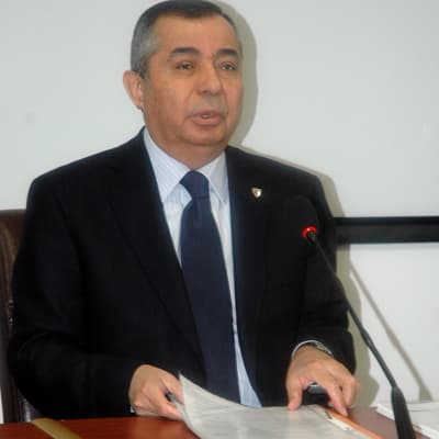 <font size="2"><font face="Arial"><strong><font color="#000000">Elimizde Yeterli Bina Yok</font></strong><br /><br />Bakanlığın belirlediği kriterler dışında aile hekimlerin kiralayacağı binalar konusunda herhangi bir y&ouml;nlendirmelerinin olmadığını belirten Bektaş,<font color="#333399"> &ldquo;Bakanlık kamu binalarının bulunmadığı b&ouml;lgelerde aile hekimlerine vatandaşların kolay ulaşabileceği, bizim de y&uuml;z akımız olacak, temiz ferah ve g&uuml;zel mekanlarda hizmet vermelerinin &ouml;n&uuml;n&uuml; a&ccedil;tı. Kamu olarak elimizde yeterli bina yok. Aile hekimlerinin hizmet vereceği binayı belirlemesinde vatandaşın kolay ulaşabileceği b&ouml;lge mi, Bakanlığın istediği fiziki şartlara haiz midir, buna bakıyoruz. Aile hekimine sadece alacağı &uuml;creti veriyoruz. O yerin kirası ve her t&uuml;rl&uuml; cari gideri aile hekiminin kendine ait&rdquo;</font> diye konuştu.<br /><br />Bektaş, sağlık ocaklarında, acil servislerde ve ambulanslarda g&ouml;revli doktorların aile hekimliğine b&uuml;y&uuml;k ilgi g&ouml;sterdiğini belirterek, acil servislerdeki hizmetlerin aksamadan s&uuml;rd&uuml;r&uuml;ld&uuml;ğ&uuml;n&uuml; kaydetti.</font></font>