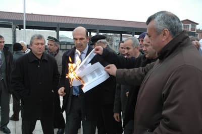 <font size="2"><font face="Arial"><strong><font color="#000000">Hakkımızı Haram Ediyoruz</font></strong><br /><br />Yapılan haksızlıkların hesabının sorulacağını ifade eden Varol,<font color="#333399"> &quot;T&uuml;rkiye Kamu-Sen olarak yapılan haksızlıkların bir bedelinin mutlaka olacağını, bu haksızlıkların da hesabının mutlaka sorulacağını siyasi iradeye bir kez daha hatırlatıyoruz. Bizler memurlar olarak, yapılan haksızlıkları, fahiş zamları, yaşam koşulları altında ezilmeyi hatırlatan maaş bordrolarımızı, hak i&ccedil;in, adalet i&ccedil;in, almadığımız hizmetin, kullanmadığımız kaynağın bedelini &ouml;dememek i&ccedil;in yakıyoruz. Memurlarımıza bu haksızlığı yapan, t&uuml;m kesimlerden ayrı tutarak, haklarını gerileten, &ccedil;alışan ve emekliler i&ccedil;inde en d&uuml;ş&uuml;k maaş artışını reva g&ouml;ren ve memurları kaderleriyle baş başa bırakan iktidara hakkımızı haram ediyoruz&quot;</font> diye konuştu.<br />&nbsp;&nbsp;<br />Basın a&ccedil;ıklamasının ardından memurlar maaş bordrolarını yaktılar.&nbsp; </font></font>