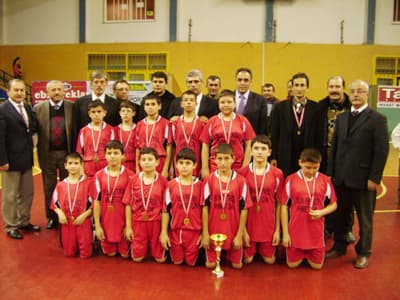 <p><font face="arial,helvetica,sans-serif" size="2">Fındıklı&nbsp;İlk&ouml;ğretim Okulu voleybol takımı g&ouml;stermiş olduğu bu başarısı herkese parmak ısırtıyor. Salonu olmadan okul bah&ccedil;esinde oluşturdukları voleybol sahasındaki bu azimli &ccedil;alışmaları&nbsp;herkesin takdirini topluyor. Okuldaki &ouml;ğretmen ve &ouml;ğrencilerin bu denli azimli ve kararlı &ccedil;alışmaları sonucunda elde ettikleri bu başarıyı sadece Sakarya ilinde değil grup ve yarıfinal, final ma&ccedil;larında da g&ouml;sterecekleri inancı taşıyorlar.</font></p>