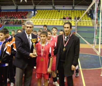 <p><font face="arial,helvetica,sans-serif" size="2">Okul M&uuml;d&uuml;r&uuml; Ey&uuml;p ASLAN imk&acirc;nsızlıklara rağmen Sakarya'da voleybolda okullarının adını belli bir noktaya getirdiklerini ileterek konuyla ilgili şu a&ccedil;ıklamayı yaptı:<font color="#333399"> &quot;Bunun i&ccedil;in &ouml;zveri ile takımımızı &ccedil;alıştıran Okulumuz M&uuml;d&uuml;r Yardımcısı Bayram Ali SARIBIYIK&rsquo;a ve Voleybol Takımı Oyuncularımızı kutluyor grup ma&ccedil;larında kendilerine başarılar diliyorum.&quot;</font></font></p>