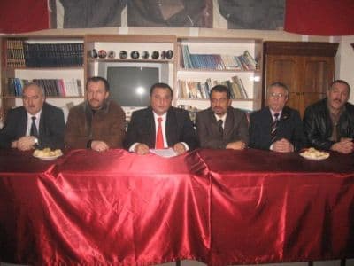 <font face="Arial" size="2">AK Parti'nin T&uuml;rkiye'nin genelinde izlediği teslimiyet&ccedil;i ve &ccedil;&ouml;z&uuml;ms&uuml;zl&uuml;k i&ccedil;eren politikalarının yerel y&ouml;netimlerde de ısrarla s&uuml;rd&uuml;r&uuml;ld&uuml;ğ&uuml;n&uuml; &uuml;z&uuml;nt&uuml; i&ccedil;erisinde izlediklerini ifade eden Yangın, &ldquo;<font color="#333399">Milletin iradesini bin bir oyun ve aldatma ve tehditle alarak y&ouml;netime gelmiş olan bu kadroların belediyecilik hizmetinden &ccedil;ok millete ait olan &ouml;z mallarını ama&ccedil;ları dışında kullanmak ve birbirlerine satmak adına aldıkları kararın yanlış olduğunu defalarca uyarmamıza rağmen uygulamaya koymuş ve kendi meclis &uuml;yelerinin desteği ile belediye meclisinden ge&ccedil;irmişlerdir. Biz MHP olarak y&uuml;ce adaletimize başvurarak y&uuml;r&uuml;tmeyi durdurma kararı talebinde bulunduk. Talebimiz uygun g&ouml;r&uuml;lm&uuml;şt&uuml;r. Bundan sonraki s&uuml;re&ccedil;te de bu konunun takip&ccedil;isi olacağız. Ayrıca şuan da satışları planlanan Kazımpaşa ve Yazlık Belediyeleri'nden Serdivan Belediyesine r&uuml;cu eden yerlerinde incelenmesi ve bu yerlerin &ouml;ncelikle b&ouml;lge insanı adına nasıl değerlendirilebileceğini arkadaşlarımız araştırmaktadır. Yakın bir zamanda bu konu ile ilgili &ccedil;alışmalarımızın neticesini sizlerle paylaşacağız</font>&rdquo; dedi.<br /><br />Yangın, T&uuml;rk milleti adına hizmet eden herkesin d&uuml;r&uuml;st, ahlaklı ve y&uuml;ksek karakterli insanlar olduğunu d&uuml;ş&uuml;nd&uuml;klerinin bilinmesini isteyerek, &ldquo;<font color="#333399">Bu Sebeple hizmet ehli insanların alacakları kararların şeffaf ve adaletli bir y&ouml;netim anlayışı ile almasını gerektiğini, millet adına aldıkları yetkileri yandaşa değil vatandaşa endeksli kullanacaklarını milletin mallarını millet yararına b&ouml;lgenin sosyal ve k&uuml;lt&uuml;rel yapısını g&ouml;z &ouml;n&uuml;nde bulundurarak yapılandırmalarını &ouml;ncelikle T&uuml;rk Milletinin i&ccedil;inde yaşayan bir inan olarak umuyorum</font>&rdquo; diye konuştu.</font>