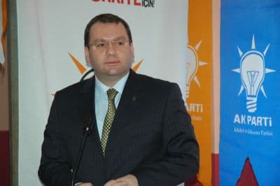 <font face="Arial" size="2">AK Parti Sakarya İl Başkanı Recep Uncuoğlu, AK Parti icraatlarıyla T&uuml;rkiye'yi her alanda daha m&uuml;reffeh bir yaşama imkanlarına kavuşturduğunu belirterek, &ldquo;<font color="#333399">Her alanda yaşanan bu ilerlemeler AK Parti'nin insanı temel alan, insan odaklı siyaset anlayışının bir &uuml;r&uuml;n&uuml;d&uuml;r. AK Parti iktidarı halkın iradesinin ger&ccedil;ek anlamda y&ouml;netime yasımasının &ouml;n&uuml;ndeki t&uuml;m prangaları birer birer kırmakta, ge&ccedil;miş yılların kaybetmişliğini telafi etmek i&ccedil;in b&uuml;y&uuml;k &ccedil;aba sarf etmektedir. B&uuml;t&uuml;n bu gayretler i&ccedil;inde AK Parti cesaret ve kararlılık gerektiren onlarca yıllık ge&ccedil;mişi olan &ccedil;&ouml;z&uuml;m&uuml;nden &uuml;mit kesilmiş sorunlara el atarken hi&ccedil;bir siyasi ikbal hesabı yapmamış, her t&uuml;rl&uuml; siyasi riski g&ouml;z &ouml;n&uuml;ne alarak &ouml;nce &uuml;lke menfaatini demesini bilmiş, &uuml;lke menfaatlerini parti menfaatlerinden &ouml;nde tutan bir anlayış sergilemiştir</font>&rdquo; dedi.</font>