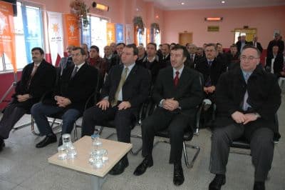 <font face="Arial" size="2">T&uuml;rkiye'nin geleceğini ipotek altına alan, gelecek nesillere enkaz bırakma pahasına &uuml;lkenin kaynaklarını ziyan eden partizanca bir siyasi anlayışa sahip olmadan s&ouml;yledikleriyle yaptıkları uyumlu bir siyasi iradeyi T&uuml;rkiye'ye hakim kıldıklarını ifade ederek Uncuoğlu, &ldquo;</font><font size="2"><font face="Arial"><font color="#333399">Bu d&ouml;nem a&ccedil;ılıp kapanacak bir d&ouml;nem değildir. Milletimizin makus talihini &ccedil;evirecek, insanlarımızın y&uuml;z&uuml;n&uuml; g&uuml;ld&uuml;recek bir d&ouml;nemdir. AK Parti'nin iktidarı d&ouml;nemi T&uuml;rk siyasi tarihinde altın bir sayfadır.<br /><br />Bir reformla yenilikler ilkler rekorlar d&ouml;nemidir. İşte bu d&ouml;nem de biz AK Parti teşkilat mensupları olarak b&ouml;ylesine ağır bir y&uuml;k&uuml;n ve zor bir sorumluluğun altına giren Başbakanımızın başını &ccedil;ektiği AK Parti iktidarının milletimize ve &uuml;lkemize sağladığı bu g&uuml;zellikleri devam ettirmek i&ccedil;in birlik beraberlik i&ccedil;inde canla başla parti &ccedil;alışmalarını s&uuml;rd&uuml;rmeli geleceğin m&uuml;reffeh T&uuml;rkiye'sini inşa etmeye &ccedil;alışan Genel Başkanımıza layık olmaya &ccedil;alışmalıyız. Bug&uuml;n &uuml;lkemiz insanlarının arasına nifak sokmak isteyenlerin kendi can &ccedil;ekişen saltanatlarını kaybetmemek i&ccedil;in her t&uuml;rl&uuml; karanlık yola başvurmalarının hesaplarını alt &uuml;st etmek i&ccedil;in canla başla &ccedil;alışmak birlik beraberlik i&ccedil;inde kenetlenme g&uuml;n&uuml;d&uuml;r</font>&rdquo; diye konuştu.<br /><br />AK Parti Sakarya Milletvekili Hasan Ali &Ccedil;elik, Şeker fabrikasının kota soruna yasalar nedeniyle bir şey yapamadıklarını belirterek, t&uuml;m il&ccedil;elerin sorunlarıyla yakından ilgilendirdikleri kaydetti.<br /><br />Milletvekili Erol Aslan Cebeci ise, T&uuml;rkiye'nin AK Partili h&uuml;k&uuml;metleri d&ouml;neminde &ccedil;ok b&uuml;y&uuml;k değişimler yaşadığını ifade ederek, bunu g&ouml;rmeyenlerin &ccedil;ok b&uuml;y&uuml;k haksızlıklar yaptıklarını belirtti.</font></font>