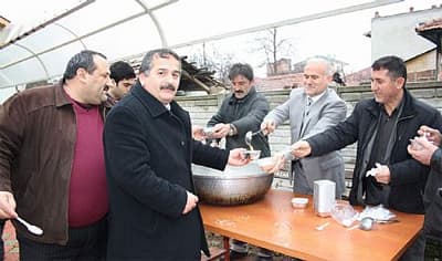 Arifiye Belediyesi Aşure Dağıttı