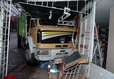 <p><font face="arial,helvetica,sans-serif" size="2">&Ccedil;&ouml;p kamyonunun şof&ouml;r&uuml; ve mesai arkadaşları ise kazanın şokunu uzun s&uuml;re &uuml;zerlerinden atamadı. Kaza sırasında markette m&uuml;şterinin bulunmaması olası faciayı &ouml;nledi.</font></p><p><font face="arial,helvetica,sans-serif" size="2">Kazada işyerinde ve kamyonda b&uuml;y&uuml;k maddi hasar meydana geldi. Polisin rapor tutmasının ardından &ccedil;&ouml;p kamyonu 1 saatlik &ccedil;alışma sonucu &ccedil;ekiciyle marketten &ccedil;ıkarıldı.</font></p><p><font face="arial,helvetica,sans-serif" size="2">Daha &ouml;ncede işyerine iki kez ara&ccedil; girdiğini s&ouml;yleyen market sahibi Mehmet Tuna, <font color="#333399">&quot;Sabah gazeteleri standa diziyordum. B&uuml;y&uuml;k bir ses duydum, deprem olduğunu sandım. Sonra kamyonun iş yerime girdiğini g&ouml;rd&uuml;m. Kaza esnasında i&ccedil;eride m&uuml;şteri yoktu. Araba karşıdaymış, poğa&ccedil;a almaya gitmişler. Araba hareket etmiş ve d&uuml;kkanıma girmiş. Daha &ouml;nce de d&uuml;kkanıma iki kez ara&ccedil; girdi. Onlardan biride yine belediye arabasıydı.&quot;</font> dedi.</font><font face="arial,helvetica,sans-serif" size="2"><br /></font></p>