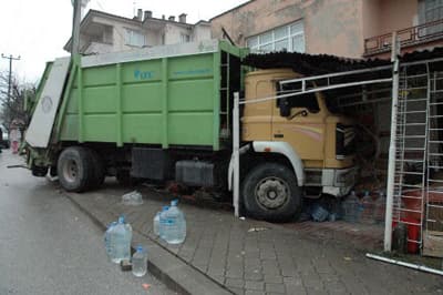 <p><font face="arial,helvetica,sans-serif" size="2">Kaza sırasında marketin &uuml;st katındaki evde oturan işyeri sahibinin oğlu İsmail Tuna ise b&uuml;y&uuml;k bir g&uuml;r&uuml;lt&uuml;yle uyandıklarını ve deprem olduğunu sandıklarını ifade etti.</font></p><p><font face="arial,helvetica,sans-serif" size="2">Dışarı &ccedil;ıktığında marketlerine giren &ccedil;&ouml;p kamyonunu g&ouml;rd&uuml;ğ&uuml;n&uuml; anlatan Tuna ş&ouml;yle konuştu:<font color="#333399"> &quot;Kamyondaki 3 kişi b&ouml;rek almaya inmiş. Biz de evde yatıyorduk, deprem oldu sandık. Kamyonun d&uuml;kkana girdiğini g&ouml;rd&uuml;k, d&uuml;kkanda babam vardı. &Ccedil;ok ş&uuml;k&uuml;r bir şey olmadı. D&uuml;kkanda m&uuml;şteri de olabilirdi ya da yoldan ge&ccedil;en birine de &ccedil;arpabilirdi. Allah korudu.''</font></font></p>