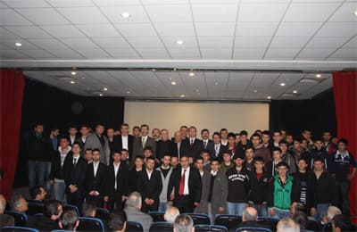 <font face="Arial" size="2">AK Parti Kargalıhanbaba Mahallesi Gen&ccedil;lik Kolları Başkanı Koray Zeren partiye katılımlarının nedenini belirterek <font color="#333399">&quot; Kargalı gen&ccedil;liği olarak bu birliktelik s&uuml;recinde sadece AK Parti değil, bir&ccedil;ok siyasi partiyi ve ge&ccedil;mişlerini ve bug&uuml;nlerini inceledikten sonra AK Parti'yi tercih ettik. Bunun bir&ccedil;ok nedeni vardı, &ouml;zellikle il&ccedil;emizde Belediye Başkanımız Ali İnci'nin g&ouml;reve gelişiyle birlikte yapılan &ccedil;alışmalar, halkımıza belediyeyi ve belediyeciliği her y&ouml;n&uuml; ile g&ouml;stermiş halkın takdirini toplamıştır, ve bu takdiri de y&uuml;kselen oy grafiği ile de ıspatlamıştır. Genelde ise &uuml;lkemizde AK Parti'ye baktığımızda T&uuml;rkiye'nin d&uuml;n&uuml; ve bug&uuml;n&uuml; arasındaki farkı sadece kendi il&ccedil;emizde değil &uuml;lkenin tamamında g&ouml;rmek ve olumlu gelişmelerin t&uuml;m d&uuml;nya tarafından kabul&uuml;n&uuml; izlemek bizleri heyecanlandırmaktadır. &Uuml;lkemizin menfaatleri i&ccedil;in en uygun siyasi platformun tartışılmaz AK Parti olduğunu g&ouml;rerek AK Parti ailesine katıldık. &Ccedil;ok mutluyuz &quot; </font>dedi.<br /><br />Toplantının ilerleyen aşamasında k&uuml;rs&uuml;ye gelen AK Parti Sakarya Milletvekili Erol Aslan Cebeci de&nbsp; yaptığı konuşmada &uuml;lke ger&ccedil;eklerine dikkat &ccedil;ekerek, &quot;Krizlere rağmen bizim d&ouml;nemimizde hi&ccedil;bir banka batmadı, hortumlanmadı. Her ge&ccedil;en g&uuml;n b&uuml;y&uuml;yen AK Parti'ye katılan gen&ccedil;ler bizlere&nbsp; g&uuml;&ccedil; veriyor. Bize verilen en g&uuml;zel hediye, bu gen&ccedil;lerimizin partimiz saflarına katılması olmuştur, emeği ge&ccedil;enleri tebrik ediyorum&quot; diyerek teşekk&uuml;r etti .<br /><br />AK Parti Sakarya Milletvekili Hasan Ali &Ccedil;elik de, konuşmasında AK Parti ailesine katılan gen&ccedil;lerin katılımlarında emeği ge&ccedil;enlere teşekk&uuml;r ederek &quot; Gen&ccedil;lerimiz AK Parti'yi tercih etmelerinin sebebini s&ouml;ylediler, kendilerini tebrik ediyorum. Hendek İl&ccedil;e Teşkilatı'nın hazırlamış oldukları faaliyet slaytını izledim ve &ccedil;ok duygulandım. Beni ge&ccedil;mişe g&ouml;t&uuml;rd&uuml;. Hendek'in AK Parti &uuml;zerinde b&uuml;y&uuml;k izi vardır. Genel Başkanımız ve Başbakanımız Sn. Recep Tayyip Erdoğan, bir Hendek ziyaretimizde Selman Dede Mesire Alanı'nda partililere yapmış olduğu konuşmasında &quot; Her şey T&uuml;rkiye i&ccedil;in &quot; sloganını ilk kez Hendek'te kullandı. Hendek'e her gelişimde bu g&uuml;zel olayı hatırlarım. Siyasette nerden nereye geldik. Bu &uuml;lkede yapılmayanları yapan bir AK Parti var. Hepimiz var g&uuml;c&uuml;m&uuml;zle &ccedil;alışmaya devam edeceğiz &quot; dedi.</font>