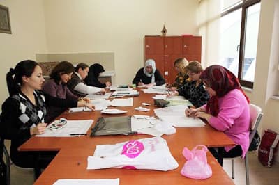 <p><font face="arial,helvetica,sans-serif" size="2">Kursların sosyallik a&ccedil;ısından da &ccedil;ok şey kazandırdığını belirten ev hanımı kursiyerlerden Necla Kocacık'ta b&ouml;yle bir kurs a&ccedil;an B&uuml;y&uuml;kşehir Belediyesi'ne teşekk&uuml;r etti. Ev hanımı olan Ş&uuml;kran Yıldırım da kursların &ccedil;ok faydalı olduğunu, &ouml;ğrenilen her sanat dalının ufku geliştirdiğini ve yeni bir bakış a&ccedil;ısı kazandırdığını kaydetti.</font></p><p><font face="arial,helvetica,sans-serif" size="2">Yıldırım<font color="#333399"> &quot;SAMEK'te &ccedil;ok g&uuml;zel vakit ge&ccedil;iriyorum. Burada yeni dostluklar ve arkadaşlıklar oluşturuyoruz. Hem vaktimizi boşa harcamamış oluyoruz. Kursları her y&ouml;nden &ccedil;ok faydalı buluyorum.&quot; diye</font> konuştu.</font></p>
