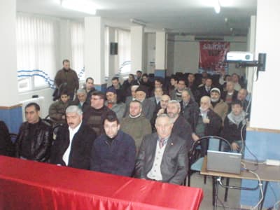 <p><strong><font face="Arial" size="2">Laf Değil İcraat Yapılmalı</font></strong></p><p><font face="arial,helvetica,sans-serif" size="2">TBMM'de yaptığı konuşmanın fotoğrafını g&ouml;stererek, H&uuml;k&uuml;meti eleştiren Yıldırım, &quot;<font color="#333399">Şimon Peres, T&uuml;rkiye'ye geldiği zaman arkasında, Sayın Başbakan ve Bakanlar Kurulu var.&nbsp;O zaman da İsrail, Filistin topraklarını işgal etmiş, Gazze'deki ambargoyu s&uuml;rd&uuml;r&uuml;yordu. O zaman da, Gazze'ye ila&ccedil;lar, &ccedil;ocuk mamaları gitmiyordu. Ama ne yazık ki, Şimon Peres TBMM'ye geldi. O zaman Şimon Peres'i alkışladınız da ne değişti? O zaman da Şimon Peres, işgalci ordunun başkomutanıydı. İşgalci devletin cumhurbaşkanıydı. Dolayısıyla bizim beklediğimiz somut adım atmaktır. S&ouml;z g&uuml;zel ama ona uygun adımların atılmasıdır.<br /><br /></font></font><font face="arial,helvetica,sans-serif" size="2">Sakarya'ya &uuml;&ccedil;&uuml;nc&uuml; giriş daha a&ccedil;ılamadı. Yıllardır bir girişi yapıp ortaya &ccedil;ıkaramıyorlar. Tren garının yerinin iş merkezi olmasının istemiyoruz. Birileri rant sağlayacak diye tren garının iş merkezi haline d&ouml;n&uuml;şt&uuml;r&uuml;lmesi yanlıştır. S&ouml;zde Trafik sorunundan dolayı tren garı taşınıyor ancak iş merkezleri yapıldığında trafiğe &ccedil;&ouml;z&uuml;m gelmiş olmayacak. Se&ccedil;im sırasında Adapazarı Belediyesi b&uuml;t&ccedil;e fazlamız var, borcumuz yok diye nutuklar atıyordu. Şimdi ise 232 kişiyi kapı dışına attı. Hizmete d&ouml;n&uuml;şmeyen b&uuml;t&ccedil;enin hayrı olmaz.&nbsp; </font></p>